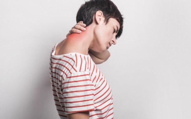 Symptômes de douleur au cou de l'ostéochondose cervicale